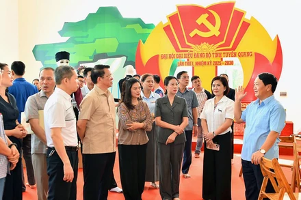 Đồng chí Bí thư Tỉnh ủy Tuyên Quang Hầu A Lềnh và các đồng chí lãnh đạo tỉnh kiểm tra khu vực đón tiếp đại biểu tại Trung tâm Hội nghị tỉnh Tuyên Quang.