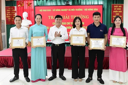 Đồng chí Mai Đức Thông, Tổng Biên tập Báo và Đài Phát thanh-Truyền hình, Chủ tịch Hội Nhà báo tỉnh Tuyên Quang trao giải A cho các tác giả.