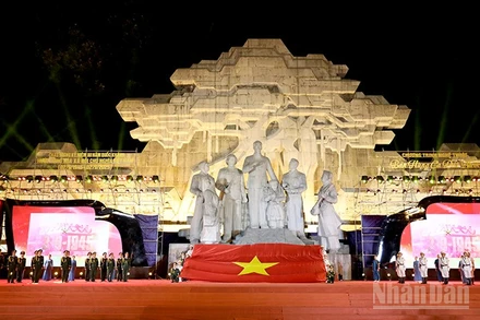 Nghi thức chào cờ tại chương trình.