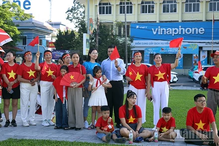 Người dân tập trung tại Quảng trường Nguyễn Tất Thành, phường Minh Xuân để theo dõi truyền hình trực tiếp Lễ diễu binh, diễu hành kỷ niệm 80 năm Cách mạng Tháng Tám và Quốc khánh 2/9.