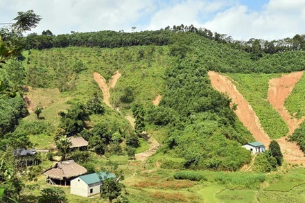 Các điểm sạt lở tại thôn Ngõa, xã Yên Phú gây mất an toàn cho người dân sau bão số 10.