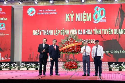 Lãnh đạo Hội đồng nhân dân tỉnh tặng hoa chúc mừng lãnh đạo Bệnh viện đa khoa tỉnh Tuyên Quang.