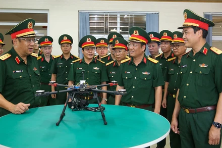 Thượng tướng Phạm Hoài Nam, Ủy viên Trung ương Đảng, Thứ trưởng Quốc phòng kiểm tra sản phẩm UAV do Nhà máy Z113 nghiên cứu sản xuất.