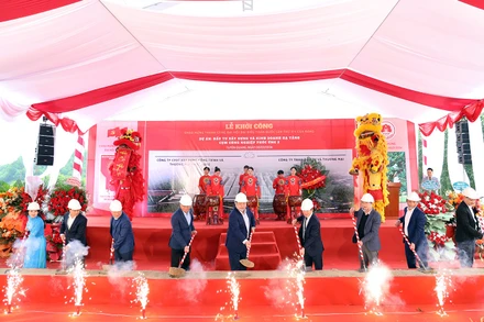 Các đại biểu thực hiện nghi thức khởi công dự án.