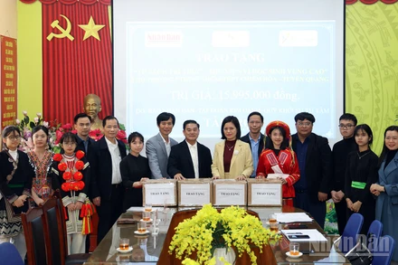 Đơn vị tài trợ trao tặng "Tủ sách tri thức - Thư viện vì học sinh vùng cao" trị giá gần 16 triệu cho Trường phổ thông dân tộc nội trú trung học cơ sở và trung học phổ thông Chiêm Hóa.