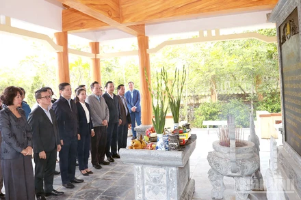 Đại biểu dâng hương tại Nhà truyền thống Đảng ủy các cơ quan Dân-Chính-Đảng Trung ương.