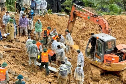 Đến 10 giờ 15 phút sáng 2/10, lực lượng chức năng đã tìm thấy thi thể nạn nhân mất tích đầu tiên trong vụ sạt lở đất tại thôn Má Lầu A, xã Lũng Cú. (Ảnh: SƠN HÀ)