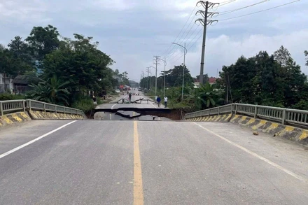 Sụt lún trụ cầu Tát Luông khiến 1 nhịp cầu bị gãy.