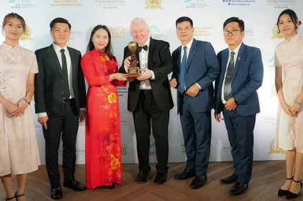 Đại diện tỉnh Tuyên Quang đón nhận danh hiệu “Điểm đến văn hóa khu vực hàng đầu châu Á năm 2025”.