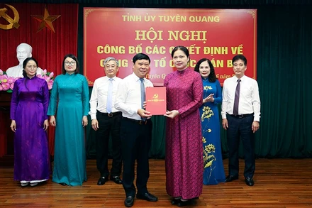 Đồng chí Hà Thị Nga, Bí thư Tỉnh ủy Tuyên Quang trao quyết định bổ nhiệm đồng chí Mai Đức Thông giữ chức vụ Tổng Biên tập Báo và Đài Phát thanh-Truyền hình tỉnh Tuyên Quang.