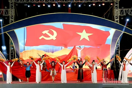 Tiết mục văn nghệ ca ngợi quê hương đất nước đặc sắc tại lễ khai mạc.