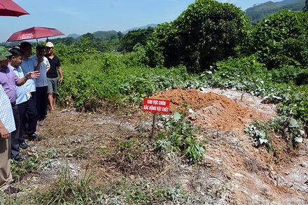 Đoàn công tác của Bộ Nông nghiệp và Môi trường kiểm tra khu vực chôn lấp lợn nhiễm bệnh tại phường Mỹ Lâm, tỉnh Tuyên Quang.