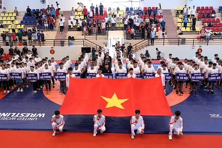 Nghi thức chào cờ tại lễ khai mạc giải đấu.