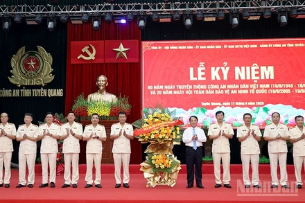 Đồng chí Hầu A Lềnh, Ủy viên Trung ương Đảng, Bí thư Tỉnh ủy Tuyên Quang tặng hoa chúc mừng lãnh đạo Công an tỉnh.