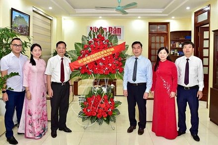 Các đồng chí lãnh đạo tỉnh Tuyên Quang tặng hoa chúc mừng Văn phòng đại diện Báo Nhân Dân tại Tuyên Quang.