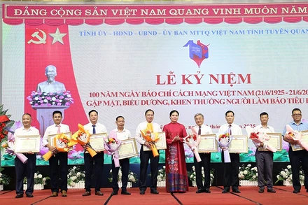 Đồng chí Hà Thị Nga, Ủy viên Trung ương Đảng, Bí thư Tỉnh ủy, Trưởng Đoàn đại biểu Quốc hội tỉnh Tuyên Quang trao bằng khen cho các tập thể.