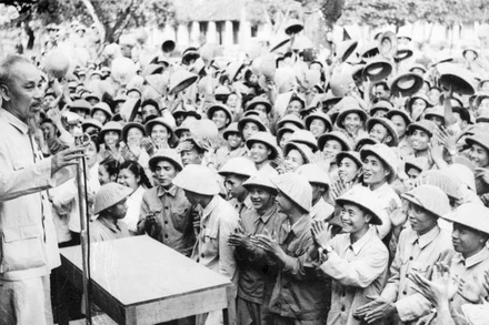 Chủ tịch Hồ Chí Minh đến thăm một đơn vị bộ đội ở Nam Định (1957). (Ảnh tư liệu: TTXVN)