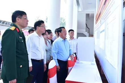 Bí thư Tỉnh ủy Tuyên Quang kiểm tra công tác chuẩn bị bầu cử tại Khu vực bầu cử số 8, phường Bình Thuận.