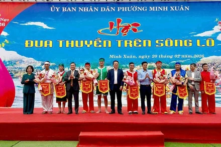 Ban tổ chức trao cờ lưu niệm cho các đội tham dự giải đua thuyền trên sông Lô Xuân Bính Ngọ 2026.