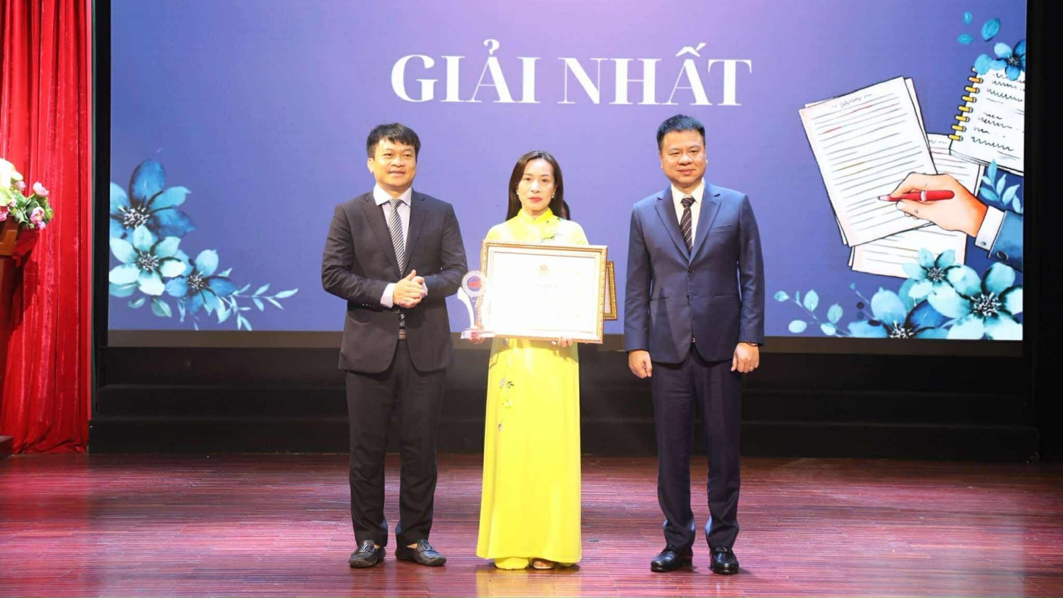 Ông Phạm Tiến Toàn, Phó Chánh Văn phòng Bộ Giáo dục và Đào tạo cùng ông Nguyễn Văn Thanh, Phó Vụ trưởng Học sinh, Sinh viên (Bộ Giáo dục và Đào tạo) trao giải Nhì cho các tác giả.