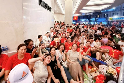 [Ảnh] Người dân háo hức xuyên đêm chờ Lễ diễu binh, diễu hành sáng 2/9