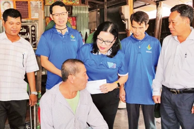 GS, TS Ngô Thị Phương Lan, Hiệu trưởng Trường đại học Khoa học xã hội và Nhân văn cùng giảng viên, sinh viên trẻ thăm người có công ở An Giang.