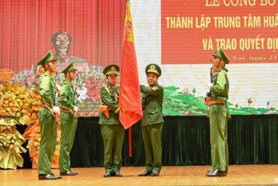 Trung tướng Lê Đức Thái, Tư lệnh Bộ đội Biên phòng, trao Quân kỳ Quyết thắng đối với Trung tâm Huấn luyện - Cơ động Tây Bắc.