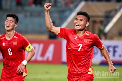 Xuân Mạnh ăn mừng đầy cảm xúc với bàn thắng thứ hai. (Ảnh: THÀNH ĐẠT)