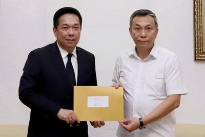 Phó Chủ tịch Liên đoàn Bóng đá Thái Lan chuyển thư xin lỗi của Liên đoàn Bóng đá Thái Lan tới Chủ tịch Liên đoàn Bóng đá Việt Nam Trần Quốc Tuấn. (Ảnh: VFF)