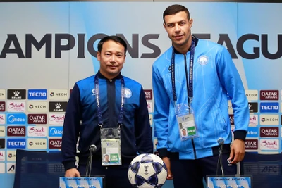 Huấn luyện viên Vũ Hồng Việt và trung vệ đội trưởng Lucas Alves tại buổi họp báo trước trận đấu gặp Gamba Osaka. (Ảnh: Nam Định FC)