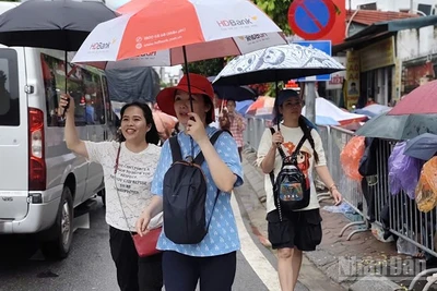 Người dân nô nức tìm kiếm vị trí đẹp để xem lễ sơ duyệt. 