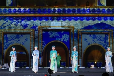 Show thời trang "Bước chân Di sản" là một trong những điểm nhấn nghệ thuật trong khuôn khổ Lễ hội Văn hóa thế giới tại Hà Nội. (Ảnh: HÒA NGUYỄN)