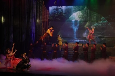 Vở diễn "Trần Nhân Tông" gây ấn tượng bởi sự kết hợp độc đáo giữa ngôn ngữ cải lương và xiếc.