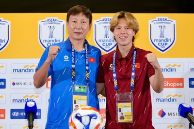 Huấn luyện viên Kim Sang Sik và tiền vệ Viktor Lê tham dự buổi họp báo trước trận chung kết. (Ảnh: VFF)