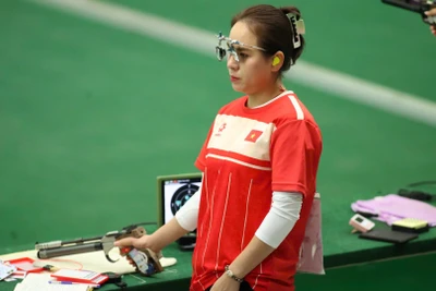 Xạ thủ Trịnh Thu Vinh giữ vững phong độ qua từng phát bắn. 