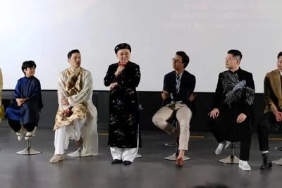 Các nghệ sĩ giao lưu cùng khán giả trong buổi giới thiệu phim "Mùi Phở". (Ảnh: ANH VŨ)