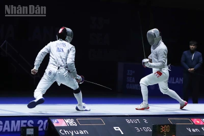 Nguyễn Xuân Lợi, Nguyễn Văn Quyết, Lê Văn Bang, Phan Ánh Dương giành Huy chương Vàng nội dung đồng đội nam môn kiếm chém sau khi vượt qua đối thủ đến từ Malaysia. (Ảnh: HOÀNG MINH)