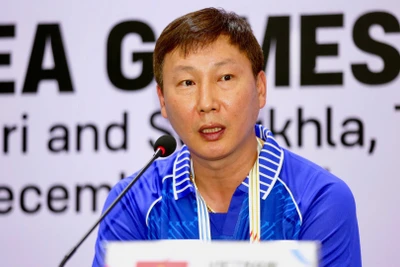 Huấn luyện viên Kim Sang-sik chia sẻ tại buổi họp báo trước trận gặp U22 Lào. (Ảnh: VFF)