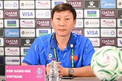 Huấn luyện viên Kim Sang Sik tại buổi họp báo trước trận tứ kết gặp U23 UAE. (Ảnh: VFF)