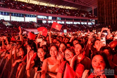 Các khán giả tại khu vực Độc lập được trải nghiệm rõ nét nhất những khoảnh khắc của chương trình. (Ảnh: THÀNH ĐẠT)