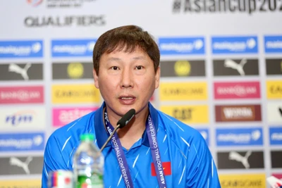 Huấn luyện viên Kim Sang Sik phát biểu tại buổi họp báo.
