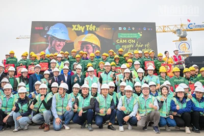 Đại biểu tham dự chương trình cùng các cán bộ, nhân viên và người lao động dự án chụp hình kỷ niệm. (Ảnh: BẢO LONG)