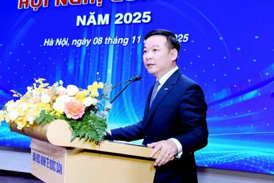 Giám đốc Đại học Kinh tế Quốc dân, Phó Giáo sư, Tiến sĩ Bùi Huy Nhượng phát biểu tại hội nghị. Ảnh: TUẤN ANH.