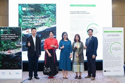 Nhóm nghiên cứu tại hội thảo về di sản văn hoá phi vật thể và biến đổi khí hậu.