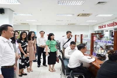 Đoàn công tác của Bộ Khoa học và Công nghệ khảo sát mức độ hài lòng của người dân thực hiện thủ tục hành chính công tại Trung tâm hành chính công thành phố Đà Nẵng.