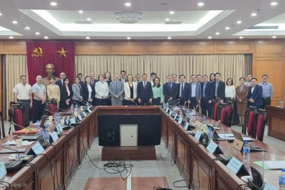 Đại biểu Việt Nam và Đoàn công tác chụp ảnh lưu niệm tại lễ bế mạc đợt làm việc ngày 11/12/2025.