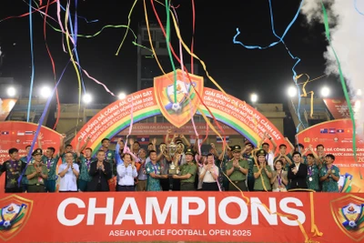 Đội Công an nhân dân Việt Nam II nâng cao chiếc cúp vô địch của giải đấu.