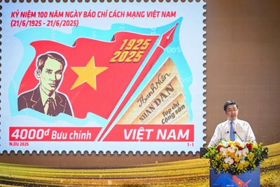 Đồng chí Bùi Hoàng Phương, Thứ trưởng Khoa học và Công nghệ giới thiệu về bộ tem. (Ảnh: THÀNH ĐẠT)