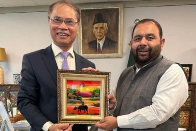 Đại sứ Phạm Anh Tuấn trao quà kỷ niệm tặng Bộ trưởng Di sản và Văn hóa Pakistan Aurangzeb Khan Khichi. (Ảnh: Đại sứ quán Việt Nam tại Pakistan)