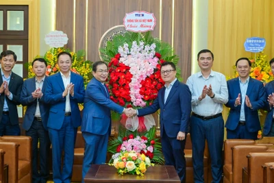 Đồng chí Lê Quốc Minh, Tổng Biên tập Báo Nhân Dân tiếp Đoàn Thông tấn xã Việt Nam. (Ảnh: BẢO LONG)